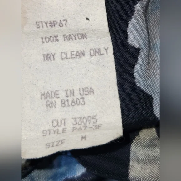 ✨ Vintage 90s Slinky Floral Dagger Collar Button Shirt! ✨️ - Picture 5 of 5